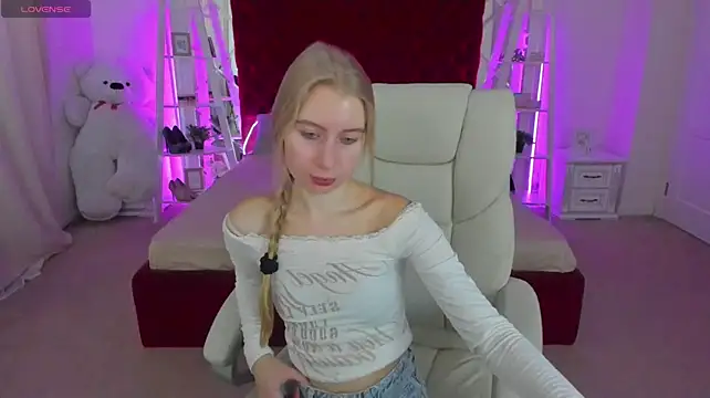 Alina_Blondeのウェブカメラショー