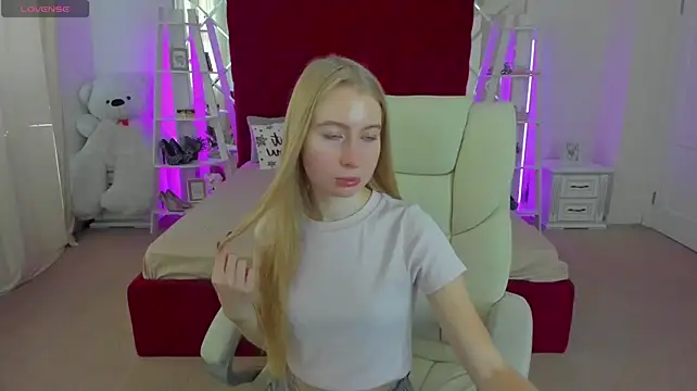 Alina_Blondeのウェブカメラショー