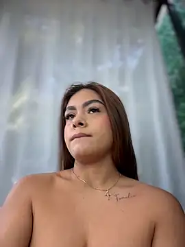 MayaMoanXXX: διαδικτυακό σόου στην κάμερα