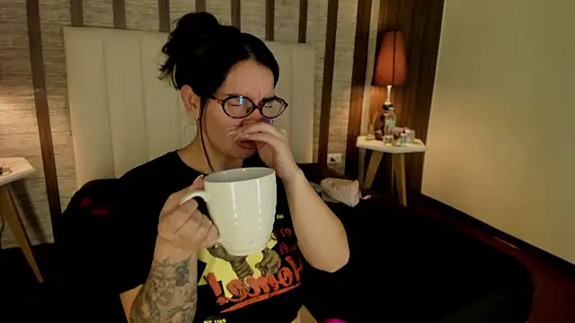 Chat +18 de Hannah_Cross ao vivo