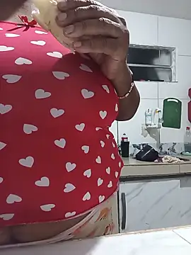 Rosabela04: διαδικτυακό σόου στην κάμερα