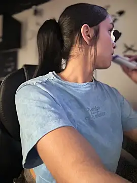 Isabella-Teen: διαδικτυακό σόου στην κάμερα