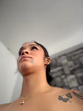 Isabella-Teen Adlı Modelin Canlı XXX Sohbeti