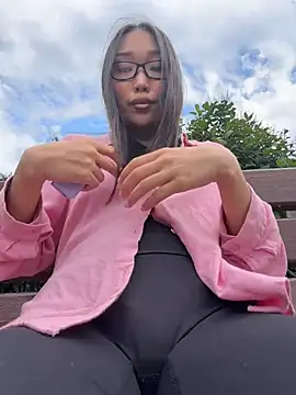 trytomakememoam Show in webcam