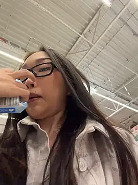 trytomakememoam Show in webcam