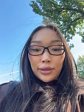 trytomakememoam Show in webcam