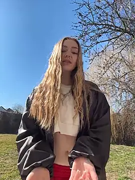 Pokazy przed kamerką – MilaMoone