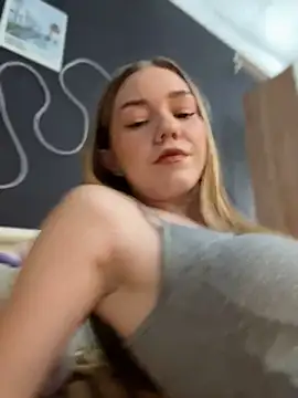Chat +18 de MilaMoone ao vivo
