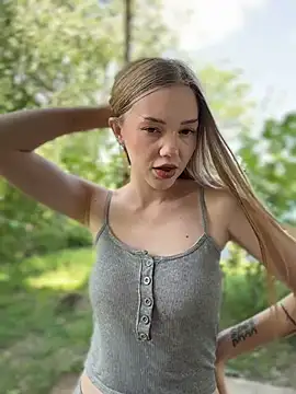 צ'אט XXX בשידור חי של MilaMoone