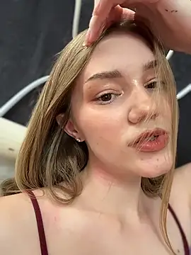Chat +18 de MilaMoone ao vivo