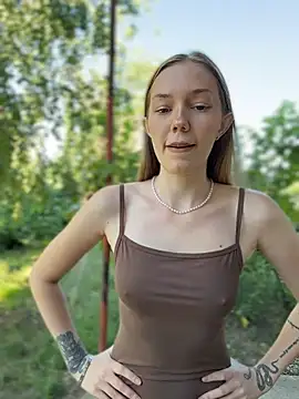 MilaMoone élő XXX-chatje