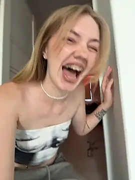MilaMoone webcam show