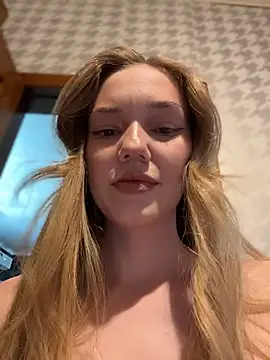 Chat +18 de MilaMoone ao vivo