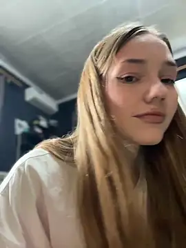 MilaMoone élő XXX-chatje