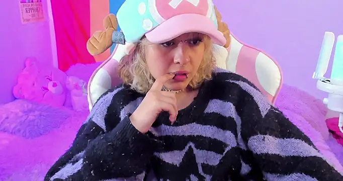 NekoWaifu: διαδικτυακό σόου στην κάμερα