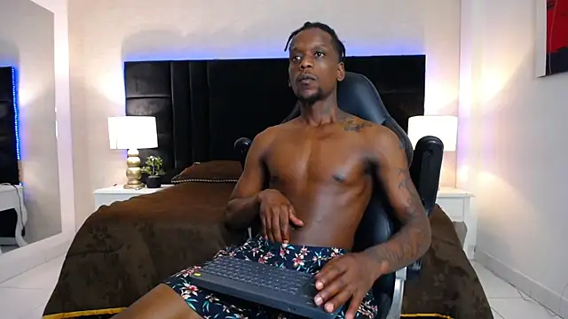 Show modela SkylerBigxxx na web-kameri