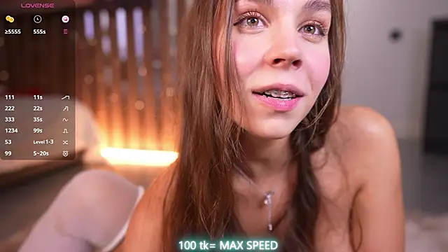 Pertunjukan Kamera Web Monika__youthful
