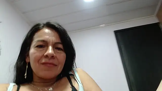 Chatroom XXX en direct de camilavargas_