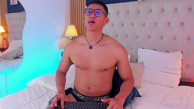 SalvadorFit 网络视讯表演