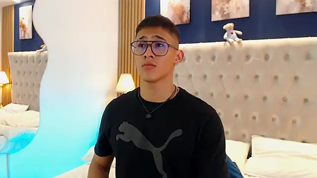 Show modela SalvadorFit na web-kameri