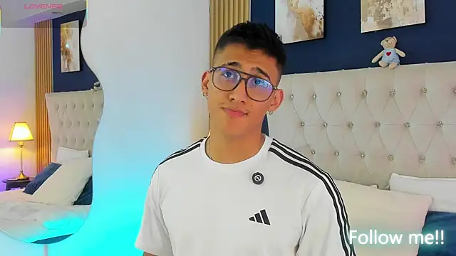 Show modela SalvadorFit na web-kameri