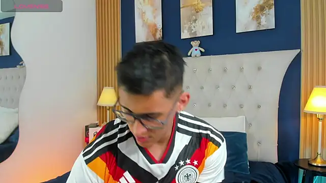 Show modela SalvadorFit na web-kameri