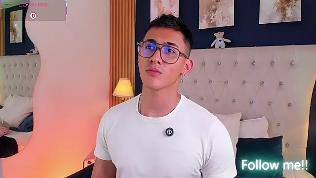 Show modela SalvadorFit na web-kameri