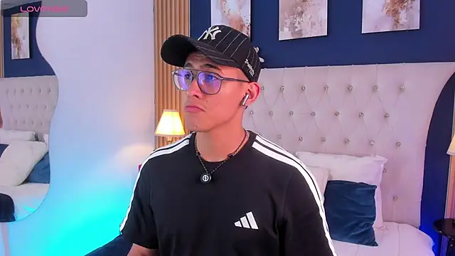 Show modela SalvadorFit na web-kameri