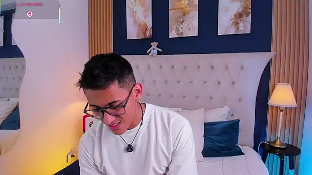 Show modela SalvadorFit na web-kameri