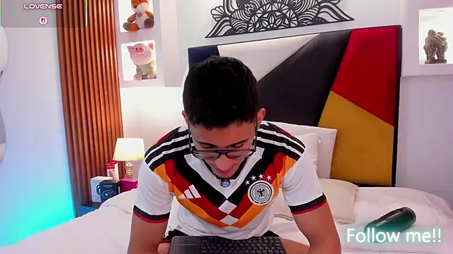 Show modela SalvadorFit na web-kameri