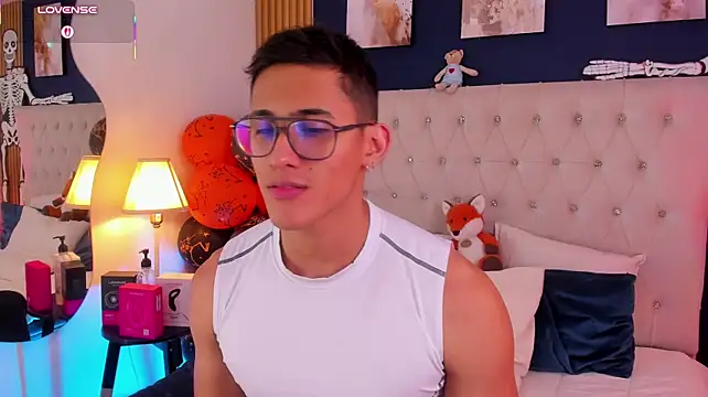 Show modela SalvadorFit na web-kameri