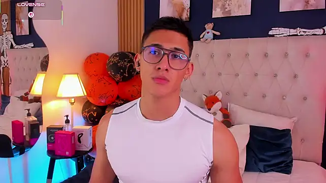 Show modela SalvadorFit na web-kameri