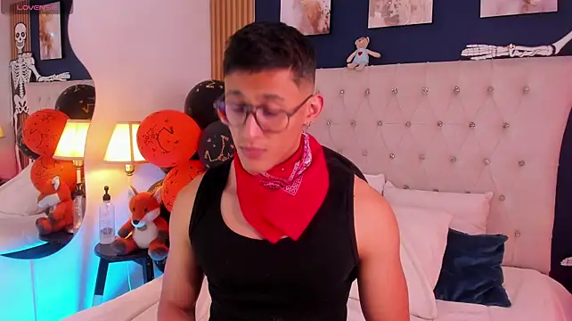 Show modela SalvadorFit na web-kameri