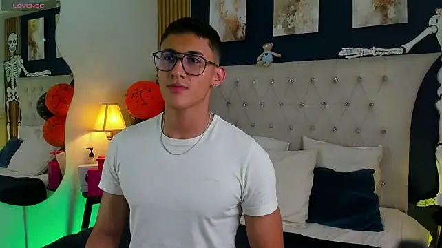 Show modela SalvadorFit na web-kameri