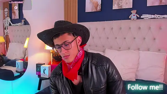 Show modela SalvadorFit na web-kameri
