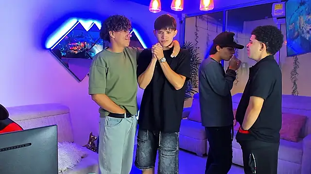 Houseofwarrios: διαδικτυακό σόου στην κάμερα