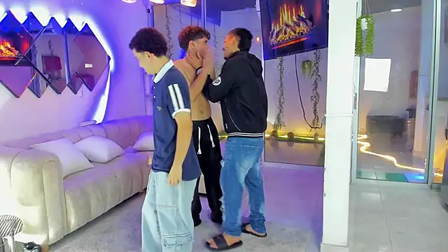 Houseofwarrios: διαδικτυακό σόου στην κάμερα