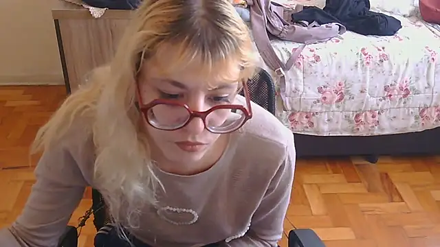 Show de BlondieTami na webcam