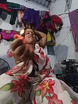 צ'אט XXX בשידור חי של reya743