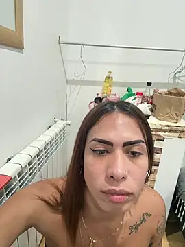 הופעת וובקאם של Naomi24herr