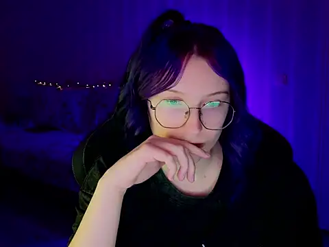 Pokazy przed kamerką – violet-siren-x