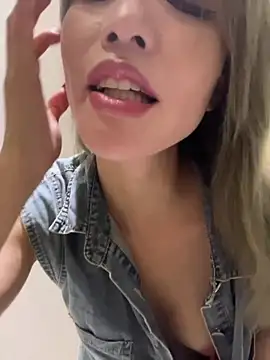 Show modela sharony_x na web-kameri