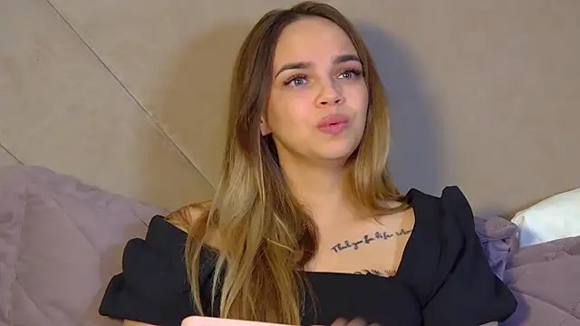 AnitaVenture Adlı Modelin Canlı XXX Sohbeti