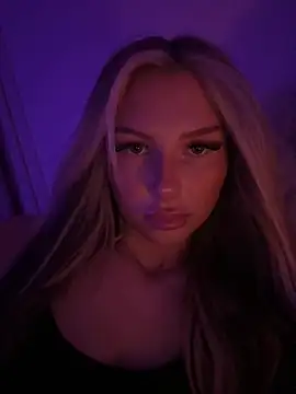 blondeeee's Live XXX Chat