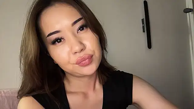Ur_neighbor_Kira Show Webcam