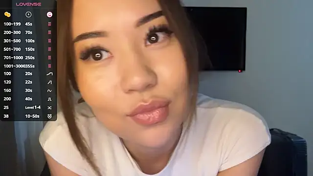 Ur_neighbor_Kira's Webcam Show