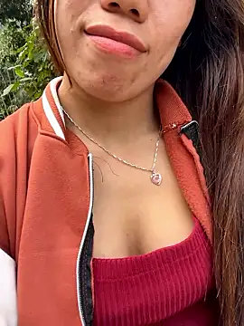 nhinhi-sexy's Webcam Show