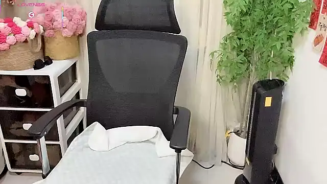 NEWONETO Show in webcam
