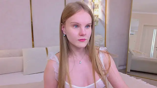 Lili_Lohan Show in webcam