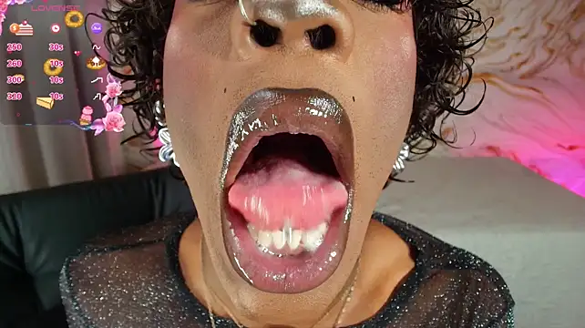 Show modela EbonyHansNight na web-kameri